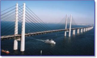 Die Öresundbrücke ist die weltweit längste Schrägseilbrücke. Sie verbindet Kopenhagen mit Malmö.