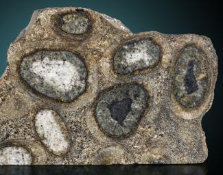 Das Bild zeigt das Gestein Kugelgranit, das Stück wurde in Schwarzenhammer bei Selb in Bayern, Deutschland gefundenDeutschland, PeSa11125