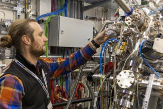 Experimentalphysiker Friedrich Roth von der TU Bergakademie an der SXP-Experimentierstation bei European XFEL. SXP steht für "Soft X-ray Port". An dieser Beamline, einem Strahlrohr, in dem das durch beschleunigte Teilchen erzeugte Strahlung zum Experimentaufbau führt, können Wissenschaftler vorübergehend ihre eigenen Stationen einrichten und betreiben. 
