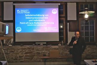 Prof Dr Fichtner in front of his opening slide of the lecture "Self-assessment of decompression stress and individual point-of-care risk stratification"