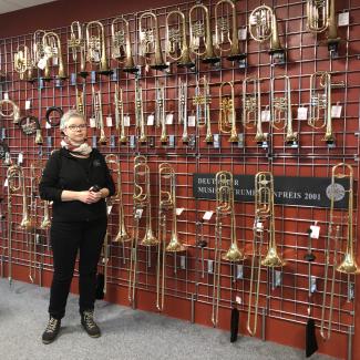 Musikinstrumentenbaumeisterin Kerstin Voigt im Schauraum ihrer Werkstatt in Markneukirchen. 