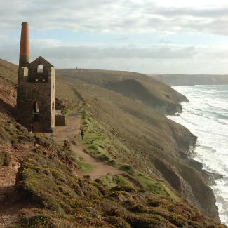 Blick auf die Steilküste mit der Ruine eines Engine Houses des UNESCO Welterbes Blick auf ein ruinöses Engine House des UNESCO Welterbes Bergbaulandschaft von Cornwall und West Devon.