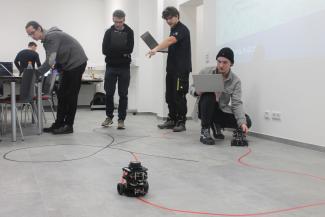 Programmiert von Studierenden der Studiengänge Robotik und Angewandte Informatik, absolvierten die kleinen, autonom fahrenden Roboter einen Parcours. 