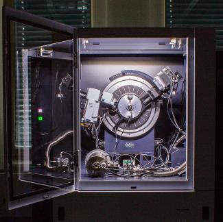 Röntgendiffraktometer mit Goniometer, Röntgenquelle, Detektor und Hochtemperaturkammer.