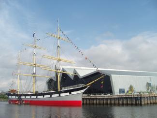 Das Museumsschiff mit dem Schottischen Riverside Museum im Hintergrund.