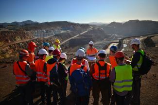 Exkursionsgruppe und Hauptgeologe von Atalaya Mining vor dem Cerro Colorado Cu-Tagebau im Rio-Tinto-Lagerstättendistrikt im Iberischen Pyritgürtel/Spanien. (25.09.2019)