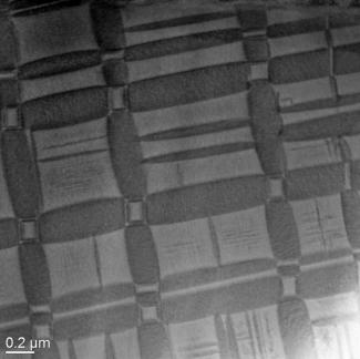 Bild einer Schachbrettstruktur in einer Fe-Mn-Al-Ni-Legierung