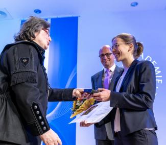 Prof. Swanhild Bernstein, Prorektorin für Bildung, überreicht Georgius-Agricola Medaille an Hannah Keese.