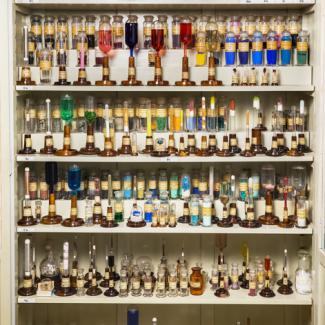 Blick in einen Schrank der chemischen Sammlungen der TU Bergakademie Freiberg