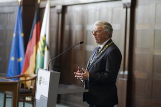 Professor Klaus-Dieter Barbknecht hält eine Rede