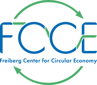 Das Logo des Freiberg Center for Circular Economy. Die Buchstaben F C C E in blau, gerahmt von einem grünen Kreis mit Pfeilspitzen, welche den Kreislauf illustrieren sollen.