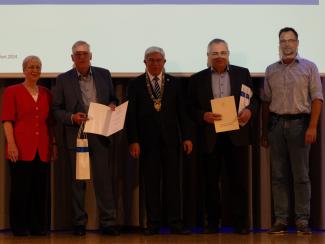 Die Professoren Prof. Dr. Helmuth Albrecht, Prof. Dr. Alfons Ams und Prof. Dr. Jörg Matschullat wurden für ihr vielseitiges Engagement für die Universität mit drei goldenen Ehrennadeln ausgezeichnet. 