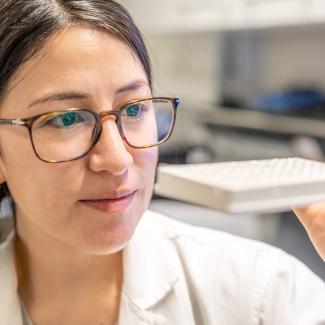 Eine junge Frau arbeitet im Labor.