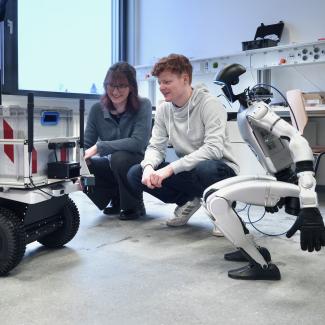 Studierende mit Robotern