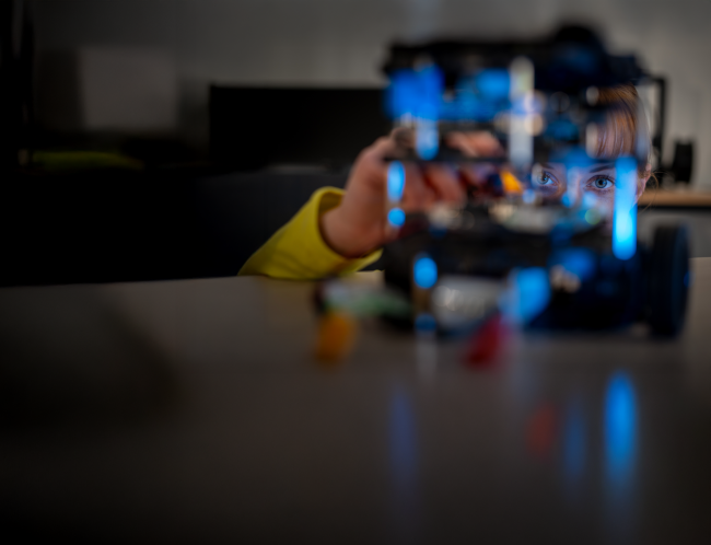 Studentin der Robotik in Interaktion mit einem Turtlebot