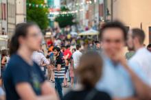 Viele Menschen in der Innenstadt Freibergs