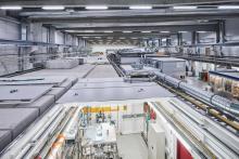 Blick über die Einrichtungen der knapp 300 Meter langen Experimentierhalle mit einem in der Decke geöffneten Experiment. Copyright: DESY / D. Altrath