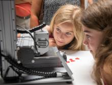 Kinder beobachten einen 3D Drucker