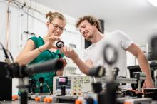 Studentin und Student beim Laborpraktikum.