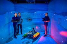 Studierende im Virtual Reality Raum CAVE