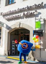 Das Maskottchen der Junior-Uni „TU-Lino“ vor dem Büro des Netzwerks. 