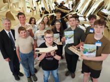 Gruppe der Gewinnerinnen und Gewinner bei der Preisverleihung an der TU Bergakademie Freiberg. 