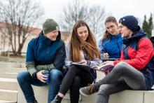 TUBAF-Studenten auf Treppe