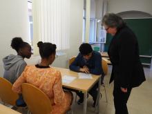 Prof. Swanhild Bernstein, Prorektorin Bildung an der TU Bergakademie Freiberg, begrüßt die internationalen Teilnehmerinnen und Teilnehmer am neuen Studienkolleg. 