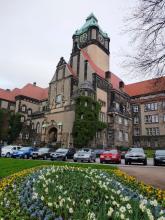 Eingang zum Schumannbau der Technischen Universität Dresden