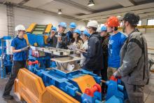 Prof. Holger Lieberwirth mit Studenten im Technikum 