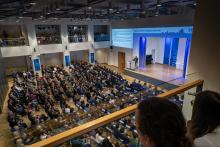 Rund 200 Absolventinnen und Absolventen nahmen an der Feier teil. Außerdem wurden 56 Personen mit einer Promotion oder Habilitation von der Universität entlassen.