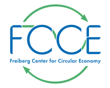 Das Logo des Freiberg Center for Circular Economy. Die Buchstaben F C C E in blau, gerahmt von einem grünen Kreis mit Pfeilspitzen, welche den Kreislauf illustrieren sollen. 