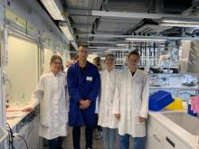 Teilnehmer Schülerkolleg 2023 im Praktikumslabor der organischen Chemie