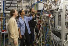 Dmitrii Potovochin (l.), der seine Dissertation erfolgreich an der TU Bergakademie verteidigt hat, Doktorandin Ekaterina Tikhodeeva und Friedrich Roth aus Freiberg an der SXP-Experimentierstation. 