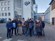 Exkursionsgruppe auf dem Gelände der Nickelhütte Aue GmbH