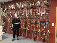 Musikinstrumentenbaumeisterin Kerstin Voigt im Schauraum ihrer Werkstatt in Markneukirchen. 