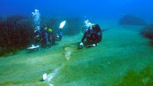 Zwei wissenschaftliche Taucher auf dem Meerboden in der Nähe des Vulkan Stromboli bei der Messung von Sedimenttemperaturen