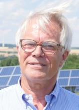 Bertram Fleck vor einem Feld mit Solar-Pannels