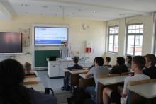 Schülerinnen und Schüler lauschen einem Vortrag in einem Hörsaal