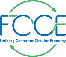 Das Logo des Freiberg Center for Circular Economy. Die Buchstaben F C C E in blau, gerahmt von einem grünen Kreis mit Pfeilspitzen, welche den Kreislauf illustrieren sollen.