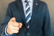 Mann mit ausgestrecktem Zeigefinger