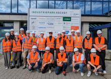 Gruppenbild mit Warnwesten im Industripark Höchst