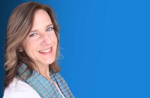 Portraitfoto einer Frau vor blauem Hintergrund