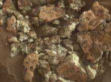 Diese Schwefelkristalle wurden in einem Felsen gefunden, nachdem der Marsrover Curiosity der NASA am 30. Mai 2024, dem 4.200. Marstag oder Sol der Mission, zufällig darüber gefahren war und ihn zerquetscht hatte. 