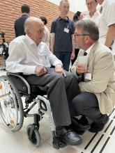 Links im Bild Prof. Dr.-Ing. habil. H.-J. Spies, rechts im Bild vorn: Dr.-Ing. T.-U. Kern, Siemens Energy,  Er hielt die Laudatio zum 90. Geburtstag von Prof. Dr.-Ing. habil. H.-J. Spies, Gründer vom Institut für Werkstofftechnik