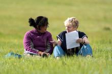 Bolormaa Dendev und Kathrin Häußler sitzen auf einer Wiese