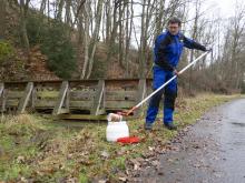 Dr. Michael Kraft entnimmt eine Probe des Bergbauschlamms.