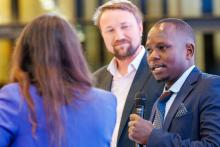 Der kenianische Ingenieur Dr. Wamai Mwangi und Professor Dr. Henning Zeidler von der TUBAF bei der Preisverleihung des Innovationspreises GAIIA 2024