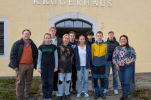 Teilnehmende und Orgateam der Geowissenschaftlichen Olympiade 2025 vor dem Krügerhaus Freiberg