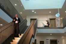 Zwei Schaulspieler in Aktion.